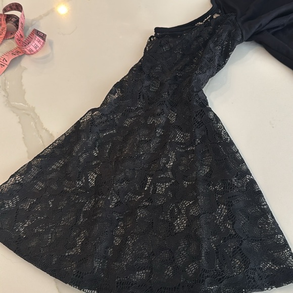 Kensie cold shoulder lace sleeve top M - Picture 2 of 5